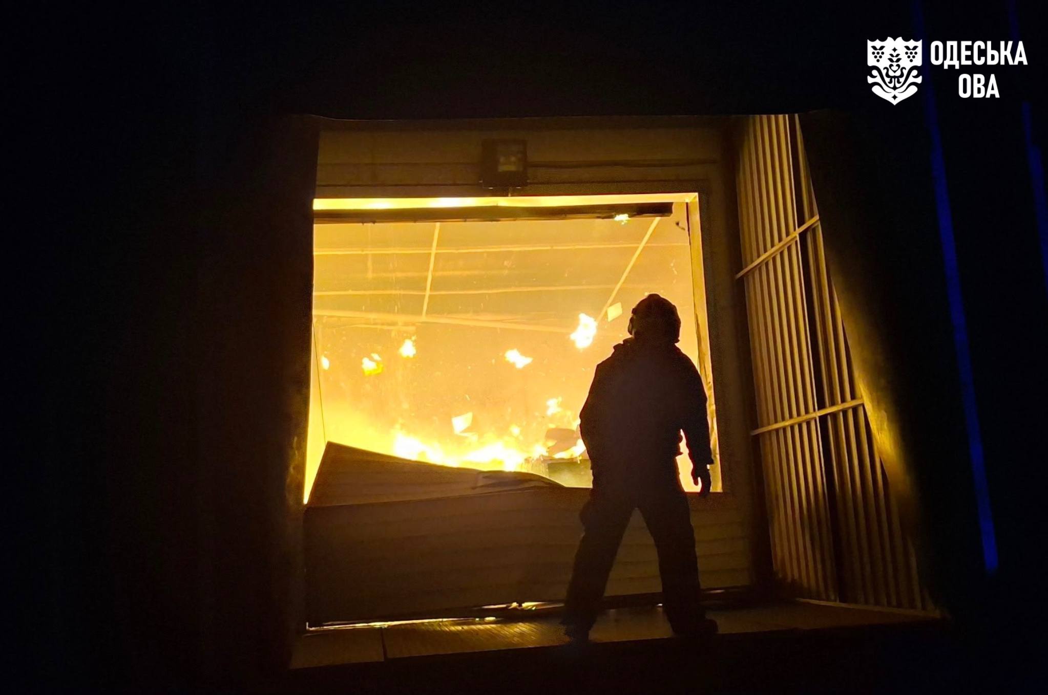 Ουκρανία: Τουλάχιστον έξι νεκροί, δεκάδες τραυματίες και 13χρονος με βαριά εγκαύματα από τα ρωσικά πλήγματα τη νύχτα 33 Πυροσβέστης μπροστά στις φλόγες σε αποθηκευτικό χώρο που επλήγη από ρωσική επίθεση στην περιφέρεια της Οδησσού. Πηγή: Όλεχ Κίπερ / Telegram