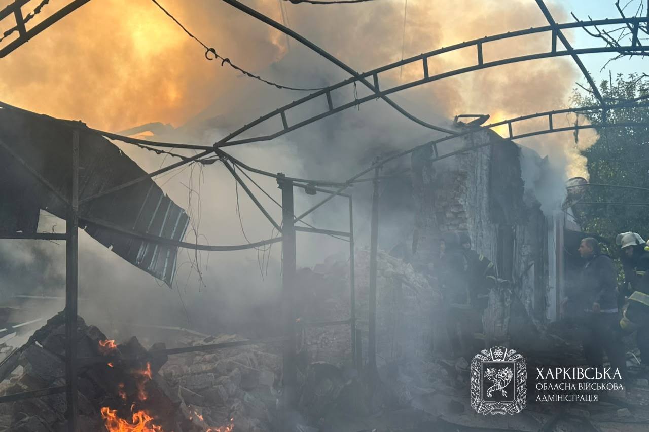 Ουκρανία: Τουλάχιστον έξι νεκροί, δεκάδες τραυματίες και 13χρονος με βαριά εγκαύματα από τα ρωσικά πλήγματα τη νύχτα 29 Πυροσβέστες επιχειρούν ανάμεσα στα συντρίμμια κτιρίου μετά από ρωσικό πλήγμα στην περιφέρεια του Χαρκόβου. Πηγή: Όλεχ Σινιεχούμποφ / Telegram