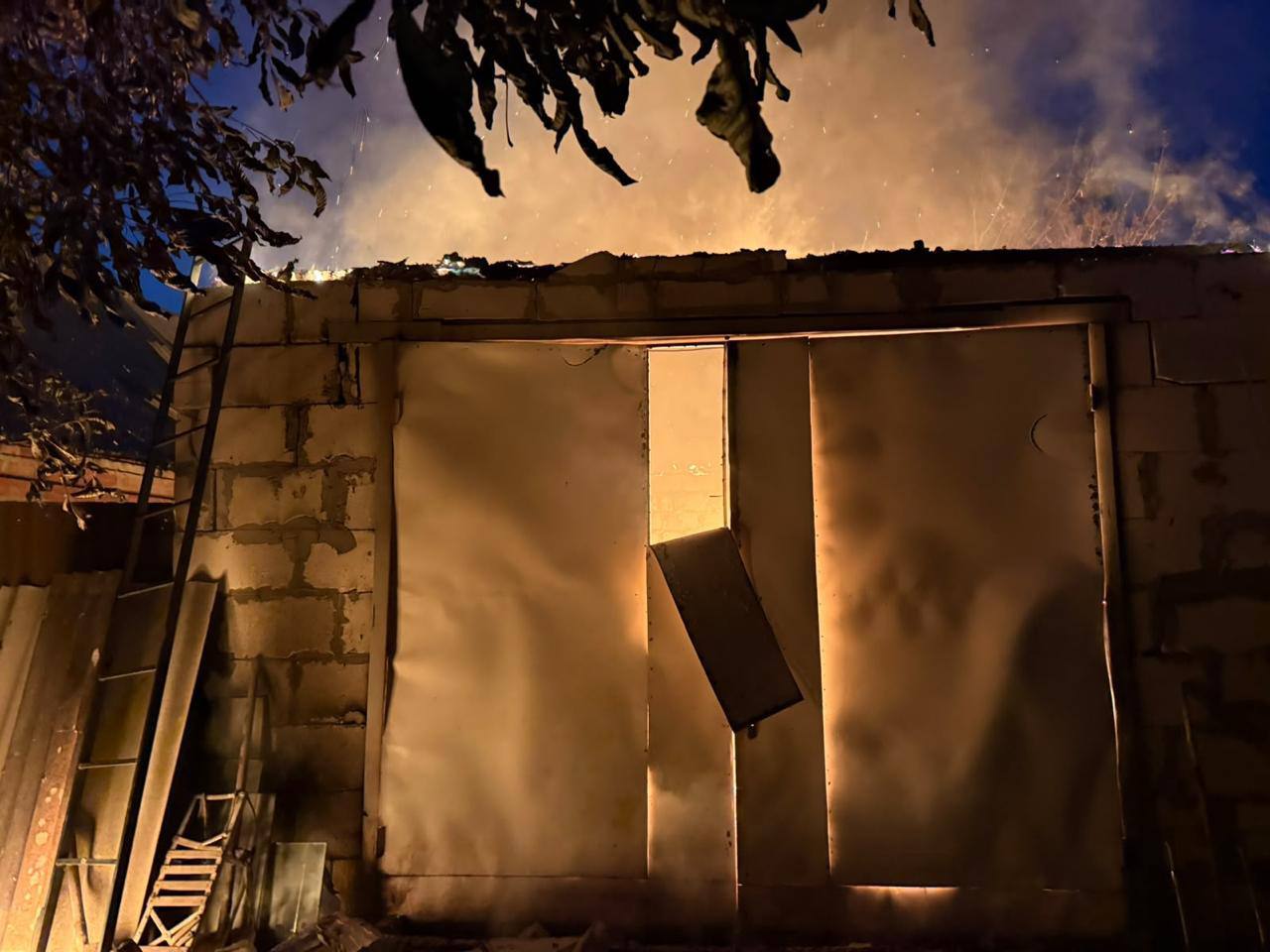 Ουκρανία: Τουλάχιστον έξι νεκροί, δεκάδες τραυματίες και 13χρονος με βαριά εγκαύματα από τα ρωσικά πλήγματα τη νύχτα 27 Φλόγες έχουν τυλίξει κτίριο μετά από ρωσική επίθεση στην περιφέρεια του Χαρκόβου. Πηγή: Όλεχ Σινιεχούμποφ / Telegram