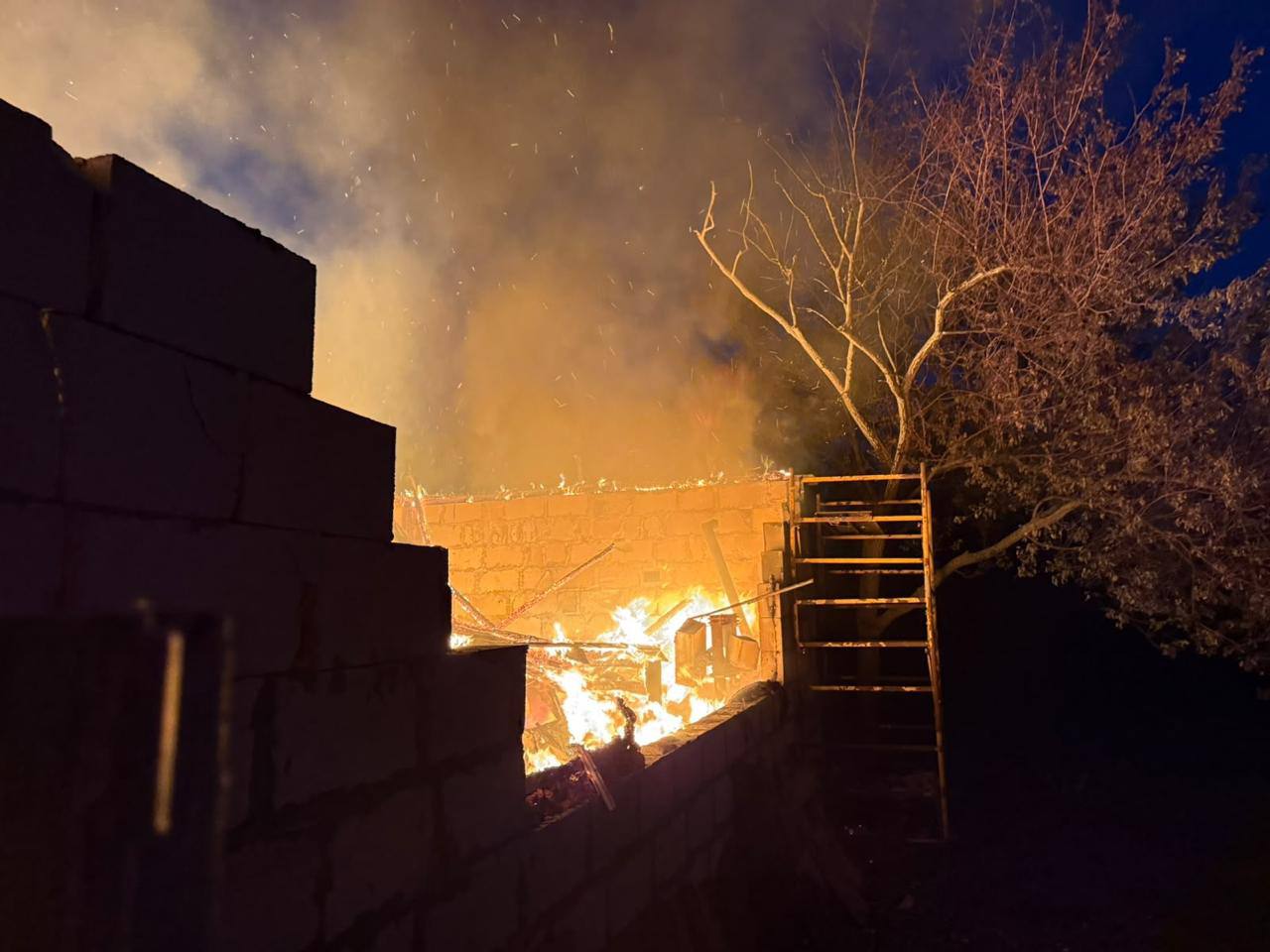 Ουκρανία: Τουλάχιστον έξι νεκροί, δεκάδες τραυματίες και 13χρονος με βαριά εγκαύματα από τα ρωσικά πλήγματα τη νύχτα 28 Πυρκαγιά σε κτίριο έπειτα από ρωσικό πλήγμα σε περιοχή του Χαρκόβου. Πηγή: Όλεχ Σινιεχούμποφ / Telegram