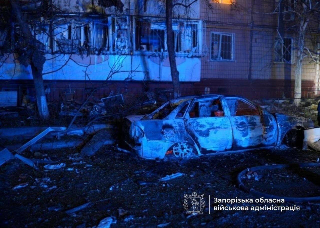 Ουκρανία: Τουλάχιστον έξι νεκροί, δεκάδες τραυματίες και 13χρονος με βαριά εγκαύματα από τα ρωσικά πλήγματα τη νύχτα 25 Κατεστραμμένο αυτοκίνητο και ζημιές σε κατοικίες έπειτα από ρωσική επίθεση στη Ζαπορίζια. Πηγή: Ιβάν Φεντόροφ / Telegram
