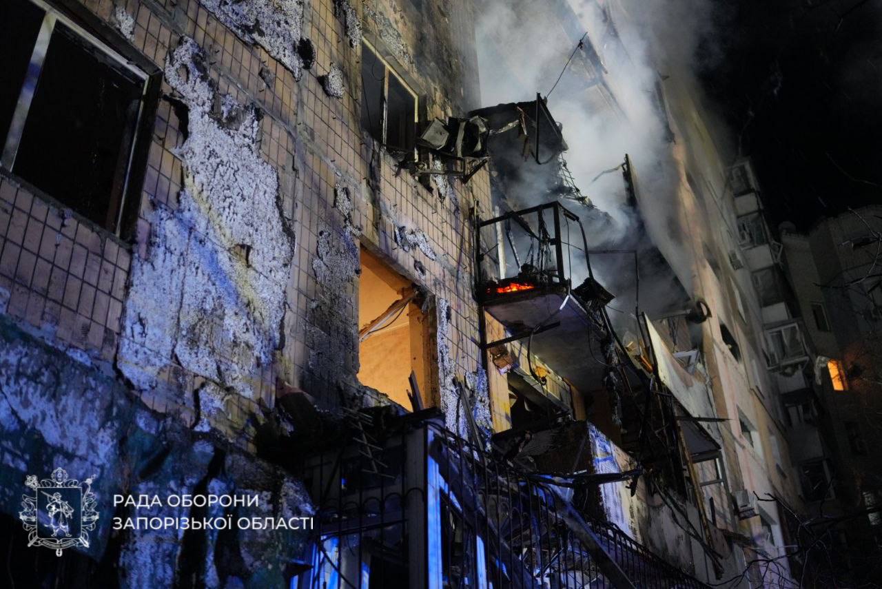Ουκρανία: Τουλάχιστον έξι νεκροί, δεκάδες τραυματίες και 13χρονος με βαριά εγκαύματα από τα ρωσικά πλήγματα τη νύχτα 24 Σοβαρές ζημιές και καπνοί σε πολυκατοικία στη Ζαπορίζια έπειτα από ρωσικό πλήγμα. Πηγή: Ιβάν Φεντόροφ / Telegram