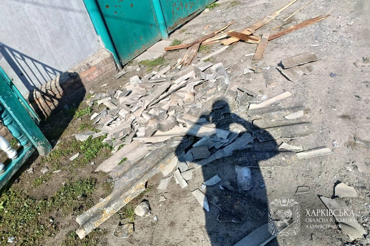 Συντρίμμια έξω από κατοικία στην περιφέρεια του Χαρκόβου μετά τα ρωσικά πλήγματα. Πηγή: Όλεχ Σινιεχούμποφ / Telegram