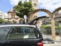 Κηδεία Γιώργου Μαζωνάκη: Άνδρας κατέρρευσε μέσα στο πλήθος – Τον μετέφεραν στα χέρια μέχρι το ασθενοφόρο