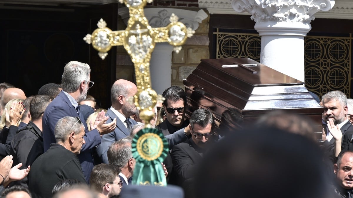 Κηδεία Μαζωνάκη: Οι γονείς και οι αδερφές του ακολούθησαν το φέρετρό του με κλάματα 28 Κηδεία Μαζωνάκη