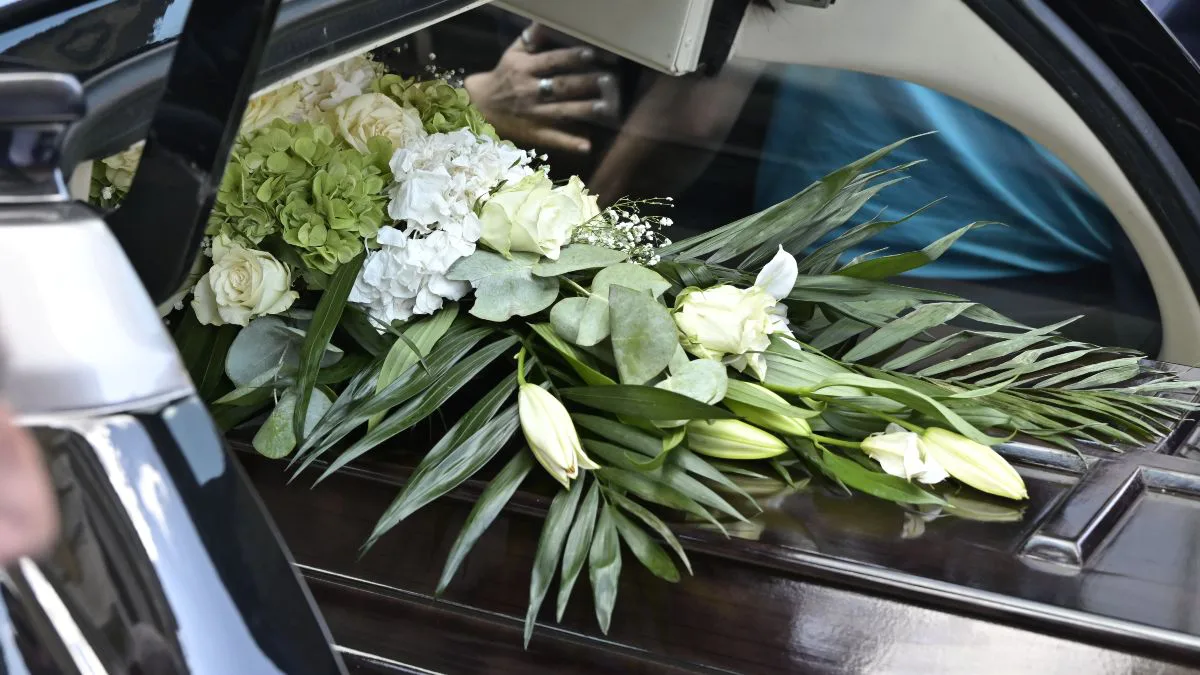 Κηδεία Μαζωνάκη: Οι γονείς και οι αδερφές του ακολούθησαν το φέρετρό του με κλάματα 27 Κηδεία Μαζωνάκη