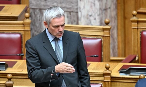 Καραγκούνης: Γιατί δεν μιλά για 13η σύνταξη και πλειστηριασμό