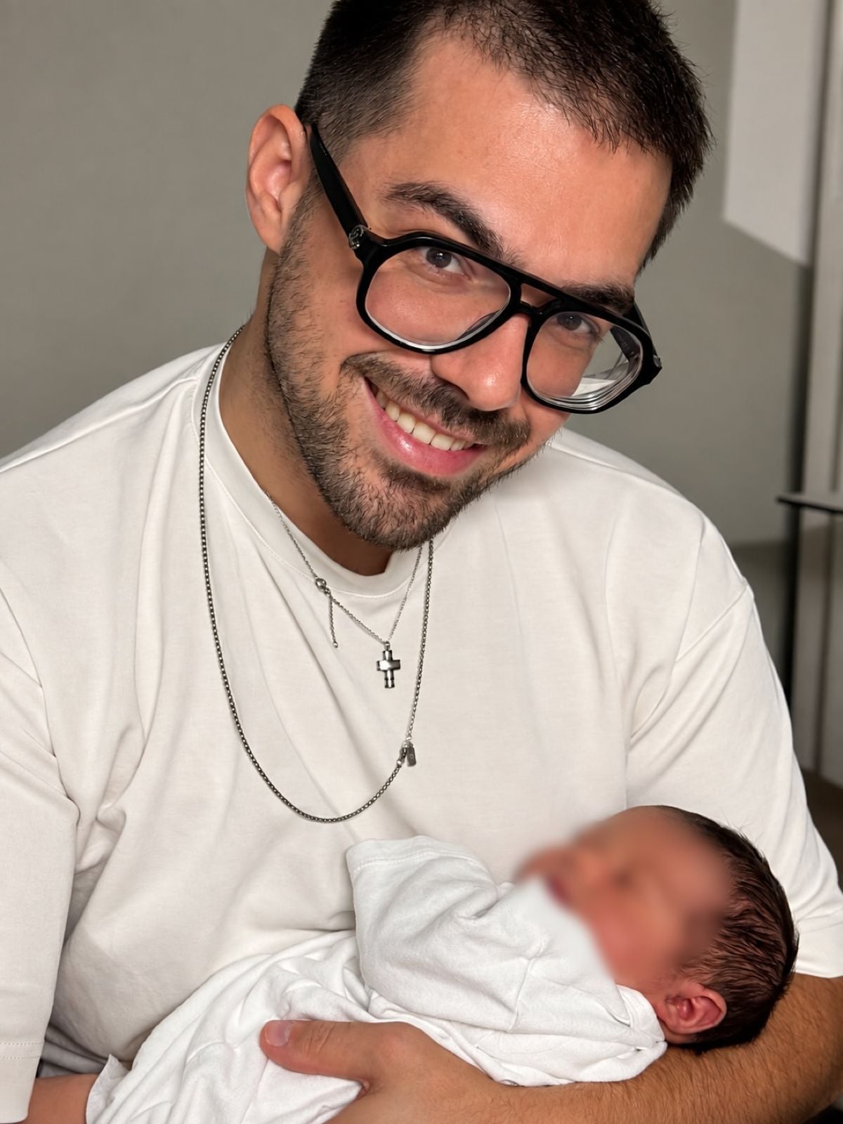 Νικητής του ελληνικού MasterChef έγινε πατέρας για πρώτη φορά: Πρώτη φωτογραφία με τον γιο του από το μαιευτήριο 13 Πατέρας ο Λευτέρης Ζαφειρόπουλος