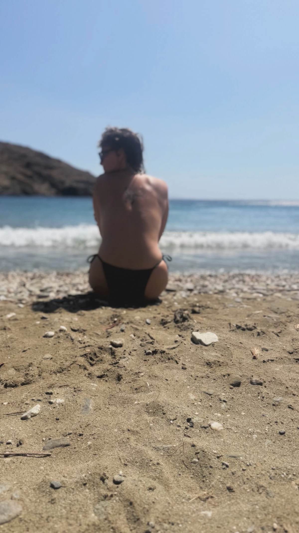 Λένα Δροσάκη: Ποζάρει τόπλες δίπλα στη θάλασσα σε νησί διακοπών 8 Λένα Δροσάκη τόπλες