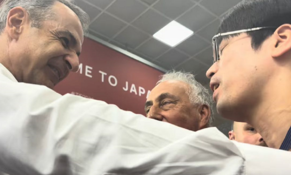 ΔΕΘ 2026: Συνάντηση του Κυριάκου Μητσοτάκη με τον Ιάπωνα που χορεύει ποντιακά – Βίντεο
