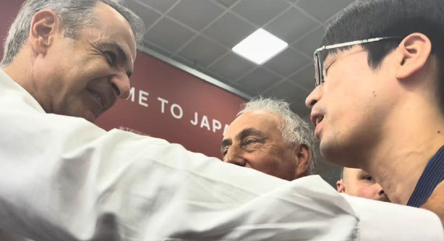 ΔΕΘ 2026: Συνάντηση του Κυριάκου Μητσοτάκη με τον Ιάπωνα που χορεύει ποντιακά – Βίντεο
