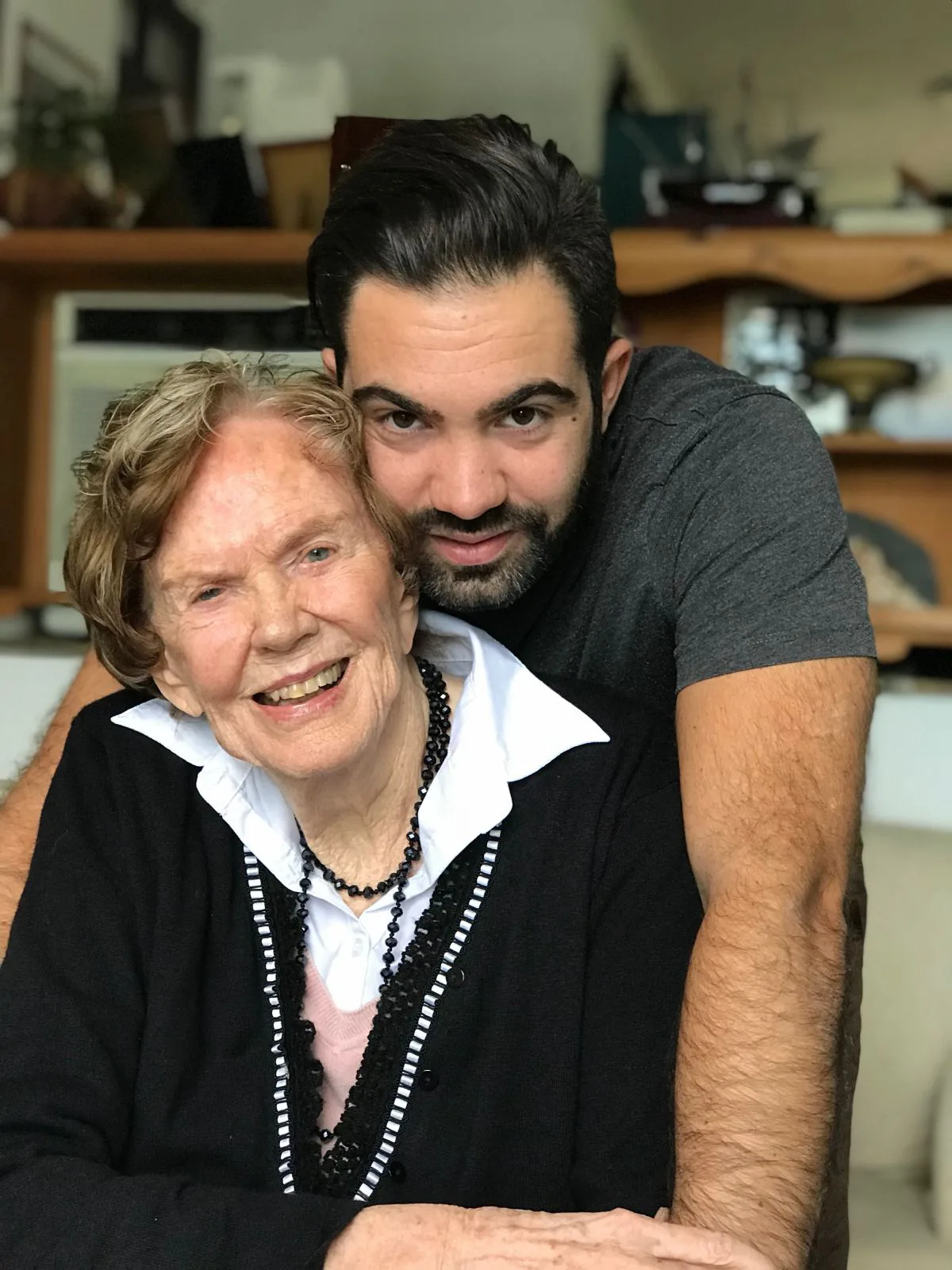 Μαργαρίτα Παπανδρέου: Ο εγγονός της, Κωστής Κατσανέβας, μιλά για εκείνη – «Μιλούν για σένα σαν να σε γνώριζαν. Δεν σε γνώριζαν» 9 Η Μαργαρίτα Παπανδρέου με τον εγγονό της, Κωστή Κατσανέβα