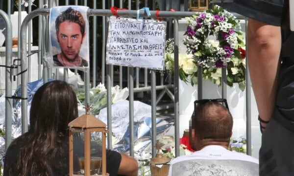 Γιώργος Μαζωνάκης: Πλήθος κόσμου στο τρισάγιο – Ποιος τραγουδιστής επισκέφθηκε το μνήμα του