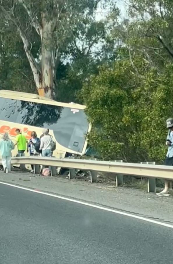 Αυστραλία: Σοβαρό τροχαίο με τουριστικό λεωφορείο στις Γιάρα Ρέιντζες – Τουλάχιστον 20 τραυματίες και αναφορές για έναν νεκρό – ΒΙΝΤΕΟ 7 Αυστραλία: Σοβαρό τροχαίο με τουριστικό λεωφορείο στις Γιάρα Ρέιντζες – Τουλάχιστον 20 τραυματίες και αναφορές για έναν νεκρό – ΒΙΝΤΕΟ