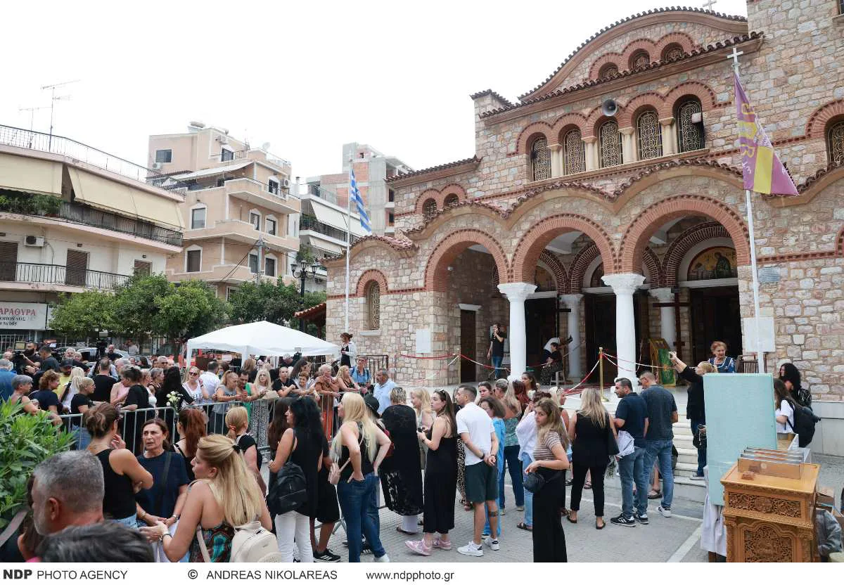Μαζωνάκης: Ρίγη συγκίνησης έξω από τον Ιερό Ναό Αγίας Τριάδος στη Νίκαια – Χιλιάδες κόσμος αποχαιρετά τον «Μαζω» 16 Γιώργος Μαζωνάκης