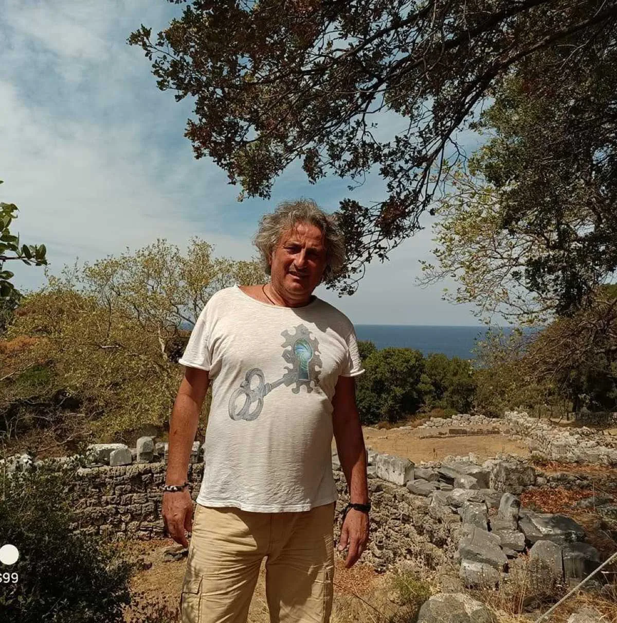 Νάσος Κομιανός: Ποιος είναι ο υπνοθεραπευτής που έλαβε τη φωτογραφία του Μαζωνάκη – Τι είναι η υπνοσκόπηση που κάνει 11 Νάσος Κομιανός