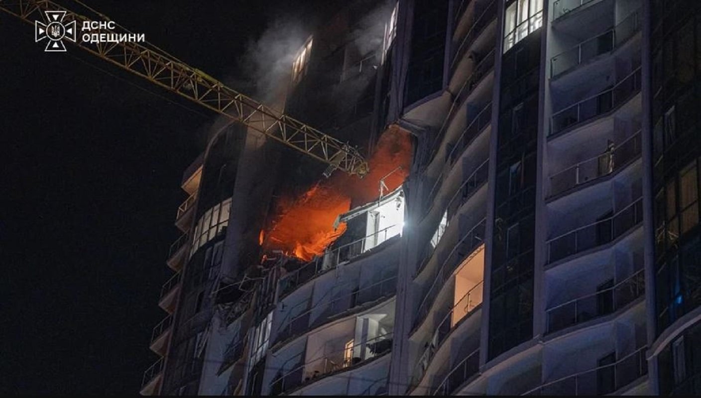 Οδησσός: Η ζωή συνεχίζεται στα συντρίμμια - Γυναίκα μιλά στο τηλέφωνο στο μπαλκόνι της κάτω από κατεστραμμένα διαμερίσματα - Βίντεο 9 Πολυκατοικία στις φλόγες μετά το ρωσικό πλήγμα στην Οδησσό, στις 17 Σεπτεμβρίου 2026. Φωτογραφία: Κρατική Υπηρεσία Έκτακτης Ανάγκης της Ουκρανίας (DSNS).