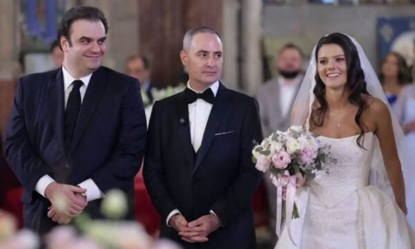 Ο Κυριάκος Πιερρακάκης πάντρεψε τον υπουργό Οικονομικών της Ρουμανίας – Δείτε βίντεο και φωτογραφίες