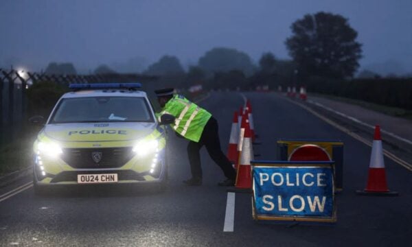 Βρετανία: Ένας από τους 5 υπόπτους στη RAF Fairford κάλεσε την αστυνομία – Τα βαρέλια βενζίνης και το «ιρανικό αποτύπωμα»