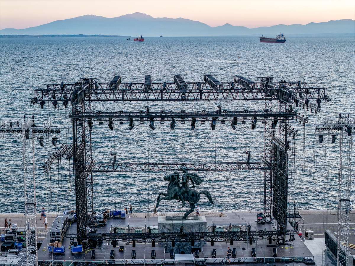 Αντώνης Ρέμος: Σκηνή μπροστά από τον Μέγα Αλέξανδρο στη Θεσσαλονίκη – Η απάντηση της παραγωγής 8 Άγαλμα Μεγάλου Αλεξάνδρου
