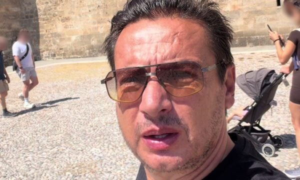 Σταύρος Νικολαΐδης: Έξαλλος με έργο τέχνης στη Ρόδο – «Ποια το έκανε αυτό και είναι μια μ@λ@κία»