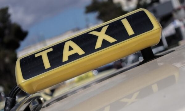 Οδηγός ταξί σκαρφίστηκε σχέδιο για να γλιτώσει από ληστές (Vid)