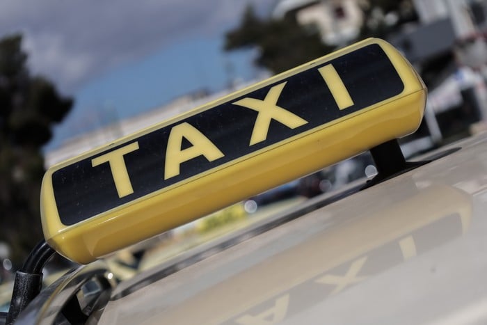 Οδηγός ταξί σκαρφίστηκε σχέδιο για να γλιτώσει από ληστές (Vid) 1 Οδηγός ταξί σκαρφίστηκε σχέδιο για να γλιτώσει από ληστές (Vid)