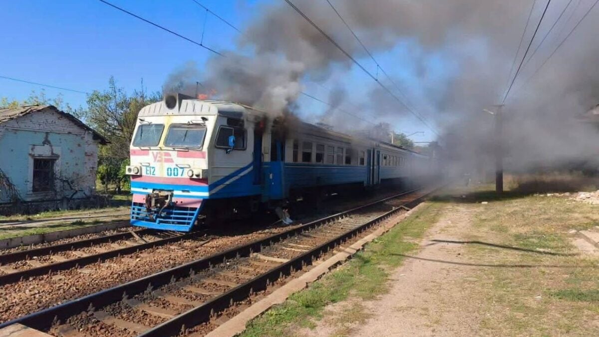 Ουκρανία: Έξι νεκροί και 34 τραυματίες από νέο κύμα ρωσικών επιθέσεων – Παιδιά μεταξύ των θυμάτων, χτυπήθηκε τρένο 2 Ουκρανία: Έξι νεκροί και 34 τραυματίες από νέο κύμα ρωσικών επιθέσεων – Παιδιά μεταξύ των θυμάτων, χτυπήθηκε τρένο