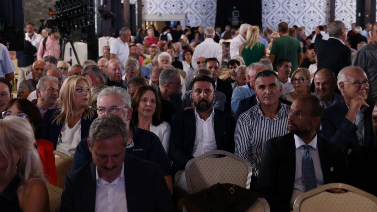 Θεσσαλονίκη: Αντάμωμα παλαιών συντρόφων στην ομιλία του Αλέξη Τσίπρα με έντονη παρουσία ΣΥΡΙΖΑ 4 Θεσσαλονίκη: Αντάμωμα παλαιών συντρόφων στην ομιλία του Αλέξη Τσίπρα με έντονη παρουσία ΣΥΡΙΖΑ