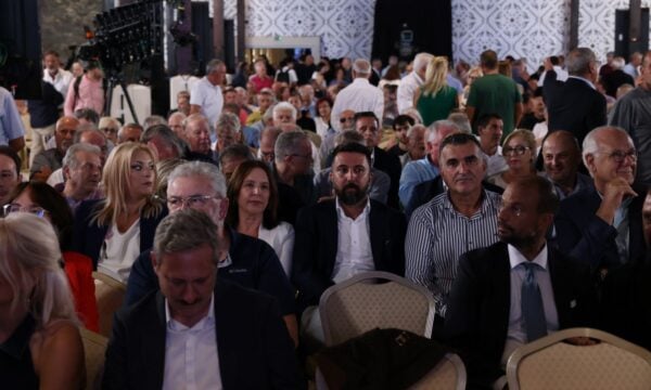 Θεσσαλονίκη: Αντάμωμα παλαιών συντρόφων στην ομιλία του Αλέξη Τσίπρα με έντονη παρουσία ΣΥΡΙΖΑ