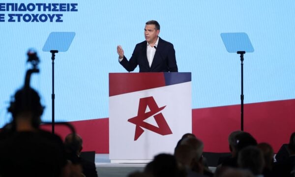 Πρόγραμμα τετραετίας από τον Τσίπρα: Το σχέδιο των 7,39 δισ. ευρώ, η «Πατριωτική Εισφορά» και η σύγκρουση με την κυβέρνηση – Αντιδράσεις από ΝΔ και ΠΑΣΟΚ