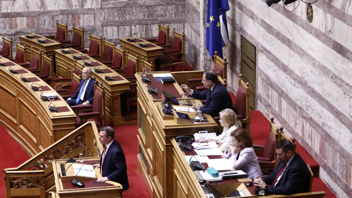 Βουλή: Ένταση για την παρουσία Φλωρίδη στα υπουργικά έδρανα – Δουδωνής: «Τι δουλειά έχετε εδώ; Σηκωθείτε και φύγετε» 2 Βουλή: Ένταση για την παρουσία Φλωρίδη στα υπουργικά έδρανα – Δουδωνής: «Τι δουλειά έχετε εδώ; Σηκωθείτε και φύγετε»