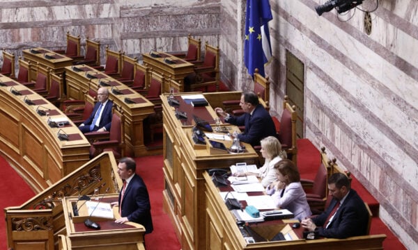 Βουλή: Ένταση για την παρουσία Φλωρίδη στα υπουργικά έδρανα – Δουδωνής: «Τι δουλειά έχετε εδώ; Σηκωθείτε και φύγετε»