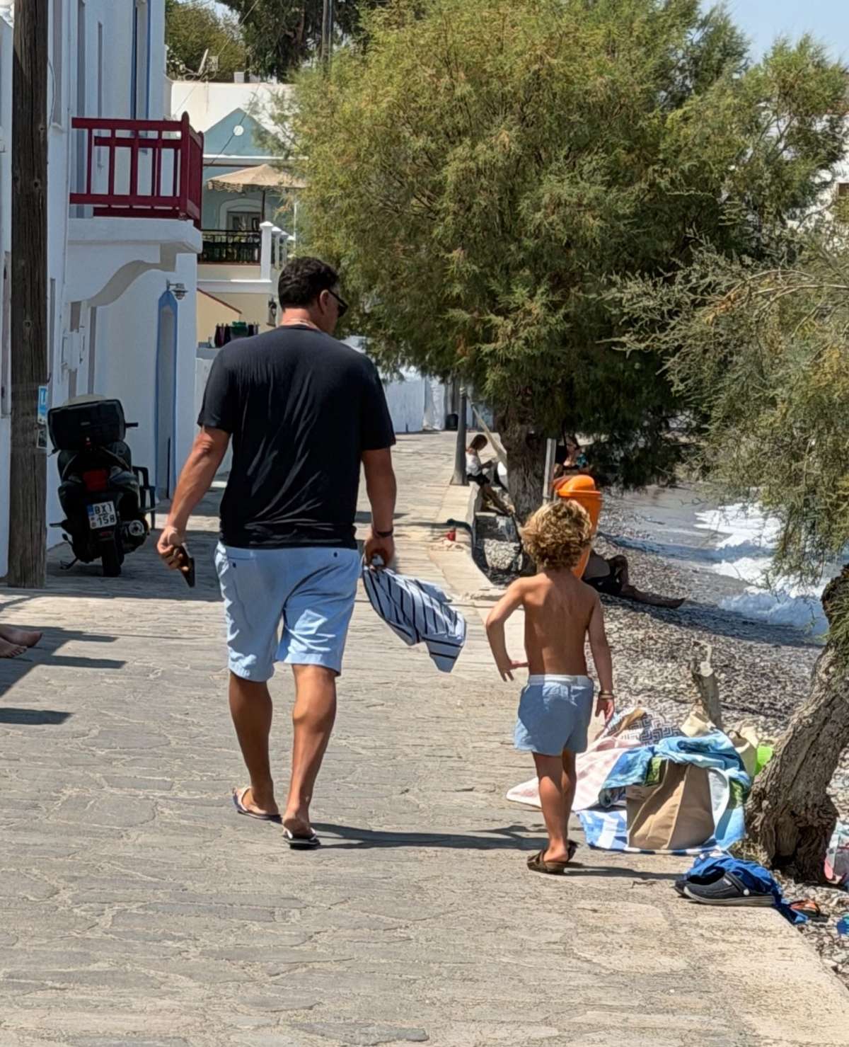 Τζένη Μπαλατσινού: Καλοκαιρινό άλμπουμ με τον Κικίλια, τα τέσσερα παιδιά και τους γονείς της 13 Ο Βασίλης Κικίλιας με τον γιο του