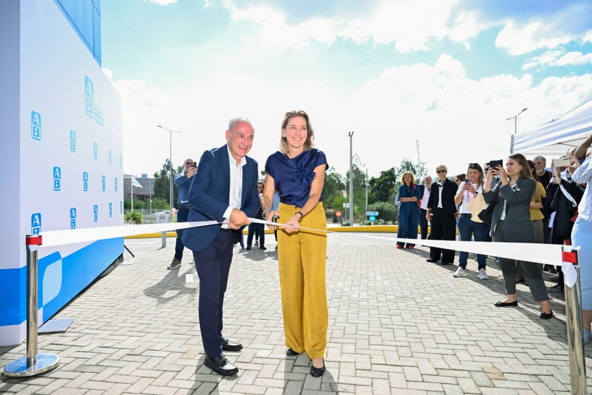 ΑΒ Βασιλόπουλος: Εγκαινίασε νέο data center στην Ελευσίνα – Ικανοποίηση Λαβίδα για τζίρο 2 δισ. ευρώ το 2025, αυξημένο κατά 3,5%