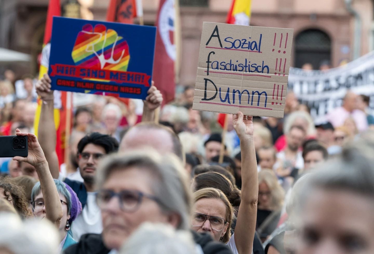 Γερμανία: Πώς το AfD σάρωσε στις εκλογές με το μοντέλο Τραμπ και τη στρατηγική MAGA – Η επόμενη ημέρα για το ακροδεξιό κόμμα 12 Γερμανία: Πώς το AfD σάρωσε στις εκλογές με το μοντέλο Τραμπ και τη στρατηγική MAGA – Η επόμενη ημέρα για το ακροδεξιό κόμμα