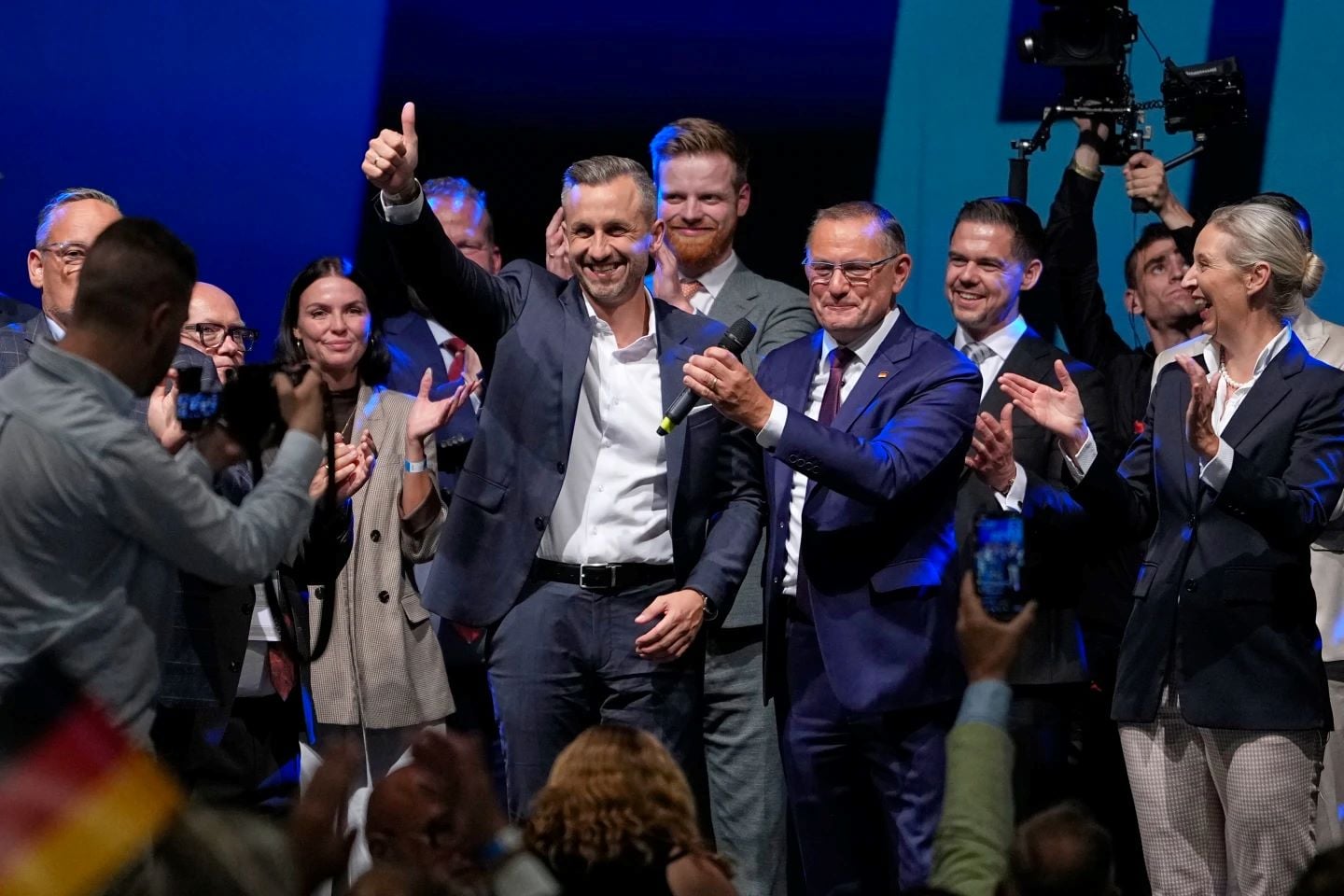 Γερμανία: Πώς το AfD σάρωσε στις εκλογές με το μοντέλο Τραμπ και τη στρατηγική MAGA – Η επόμενη ημέρα για το ακροδεξιό κόμμα 10 Γερμανία: Πώς το AfD σάρωσε στις εκλογές με το μοντέλο Τραμπ και τη στρατηγική MAGA – Η επόμενη ημέρα για το ακροδεξιό κόμμα
