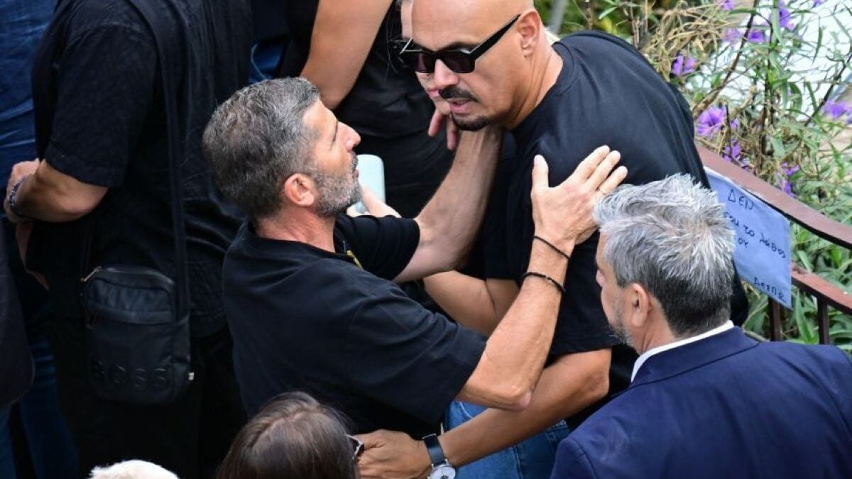 Κηδεία Μαζωνάκη: Οι συνάδελφοί του στην εκκλησία της Νίκαιας – ΦΩΤΟ 10 Κηδεία Μαζωνάκη: Οι συνάδελφοί του στην εκκλησία της Νίκαιας – ΦΩΤΟ
