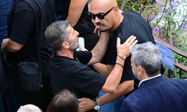 Κηδεία Μαζωνάκη: Οι συνάδελφοί του στην εκκλησία της Νίκαιας – ΦΩΤΟ