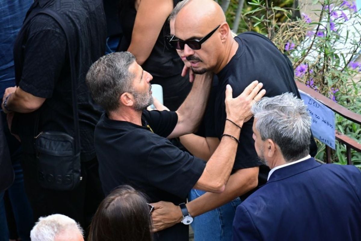Κηδεία Μαζωνάκη: Οι συνάδελφοί του στην εκκλησία της Νίκαιας – ΦΩΤΟ