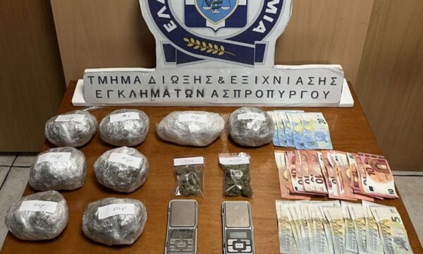 Αγία Βαρβάρα: Συνελήφθησαν δύο άτομα για διακίνηση ναρκωτικών που έκρυβαν σε ειδική κρύπτη στην κουζίνα