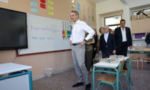Ασπρόπυργος: Ο Κυριάκος Μητσοτάκης επισκέφθηκε το νέο γυμνάσιο και αντάλλαξε πειράγματα με μαθητές