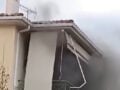 Αίγιο: Φωτιά σε σπίτι και απεγκλωβισμός γυναίκας – Βίντεο με φλόγες που τυλίγουν το κτίριο