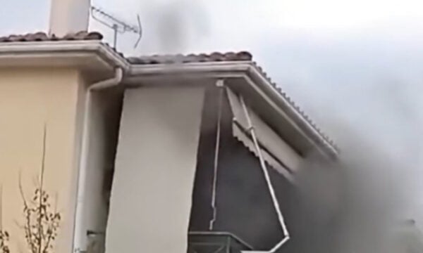 Αίγιο: Φωτιά σε σπίτι και απεγκλωβισμός γυναίκας – Βίντεο με φλόγες που τυλίγουν το κτίριο