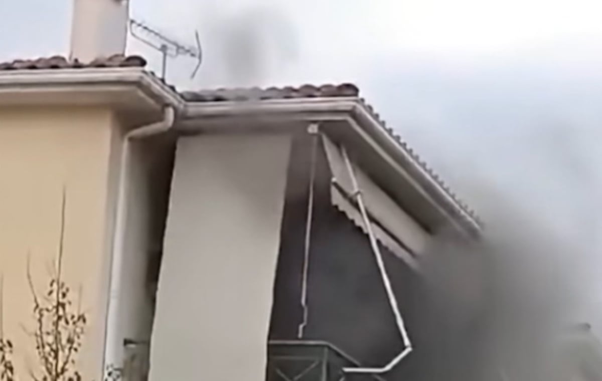 Αίγιο: Φωτιά σε σπίτι και απεγκλωβισμός γυναίκας – Βίντεο με φλόγες που τυλίγουν το κτίριο