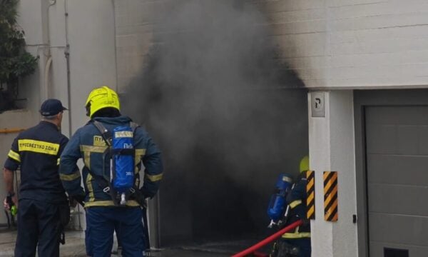 Ακρόπολη: Φωτιά με εκρήξεις σε υβριδικό αυτοκίνητο μέσα σε πάρκινγκ – Καταστράφηκε ολοσχερώς