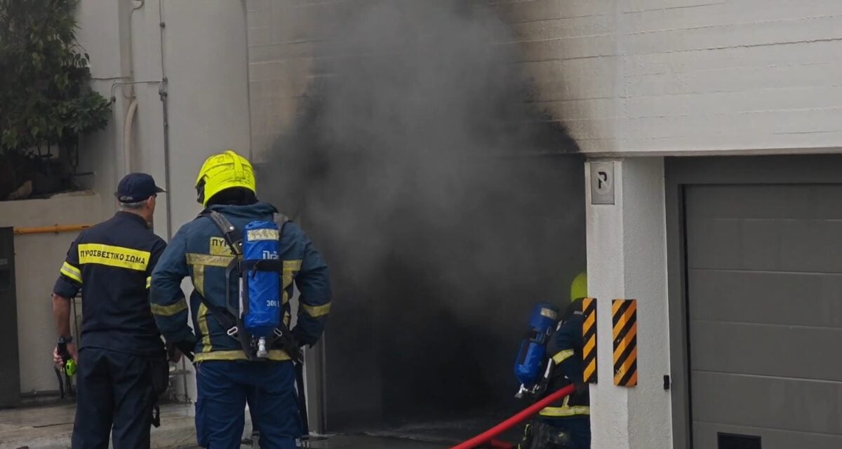 Ακρόπολη: Φωτιά με εκρήξεις σε υβριδικό αυτοκίνητο μέσα σε πάρκινγκ – Καταστράφηκε ολοσχερώς