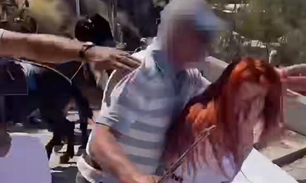 Σαντορίνη: Αγωγιάτες επιτέθηκαν σε ακτιβίστριες που διαμαρτύρονταν για τη μεταφορά τουριστών με γαϊδούρια και μουλάρια
