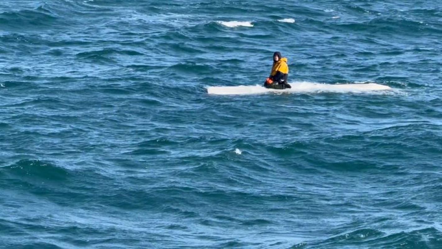 Αλάσκα: 15χρονος επέζησε 2 ημέρες πάνω σε αναποδογυρισμένο σκάφος – Βίντεο από τη διάσωση
