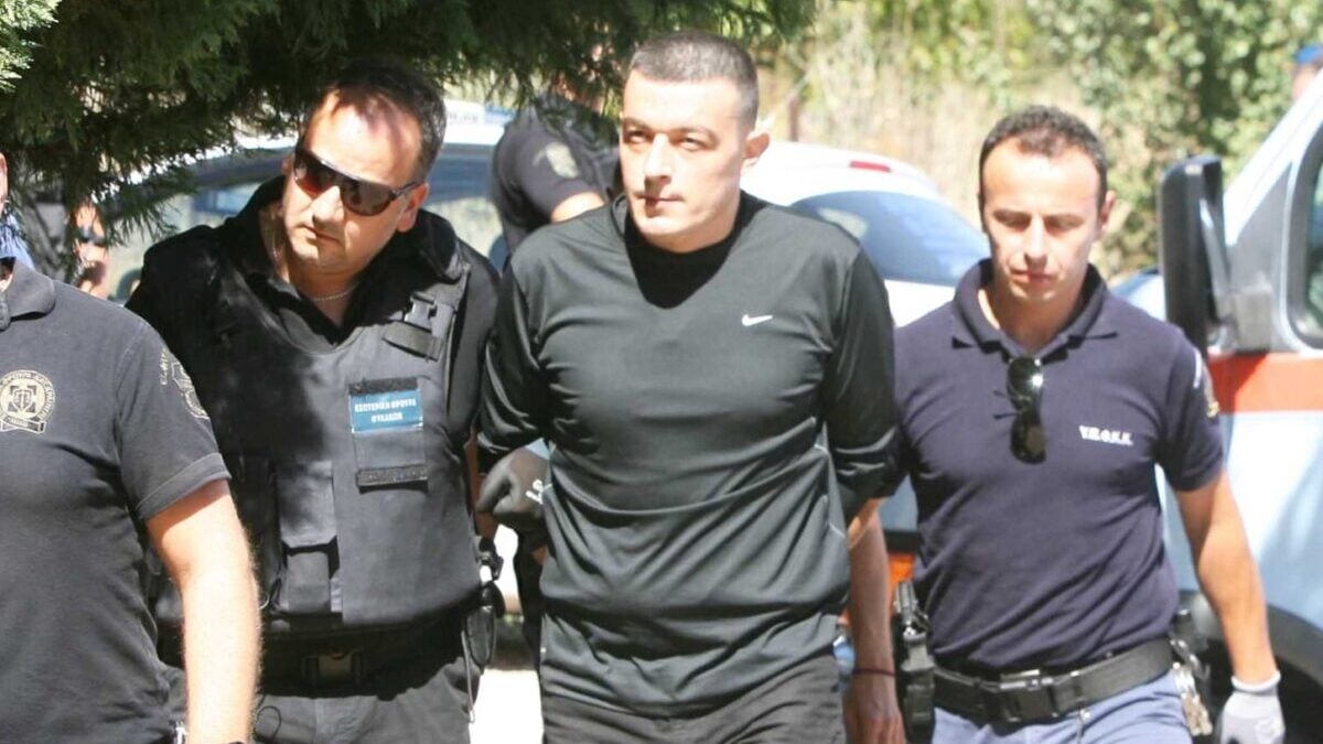 Αλκέτ Ριζάι: Από τις δολοφονίες και τις αποδράσεις με ελικόπτερο στους πυροβολισμούς στην Ανάβυσσο – Πιθανό να επιστρέψει σήμερα στις φυλακές 1 Αλκέτ Ριζάι: Από τις δολοφονίες και τις αποδράσεις με ελικόπτερο στους πυροβολισμούς στην Ανάβυσσο – Πιθανό να επιστρέψει σήμερα στις φυλακές